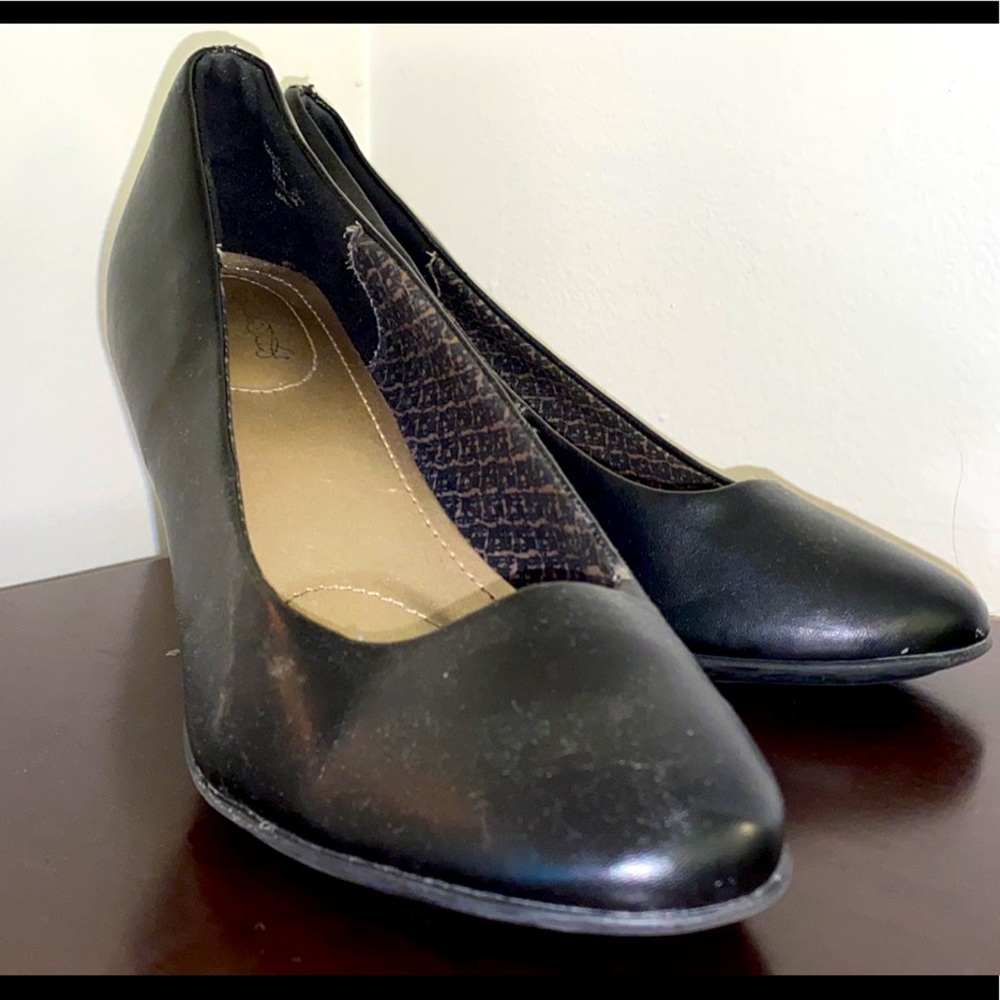 1-inch Jaclyn Smith Black Closed Toe Heel